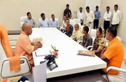 कमलेश तिवारी की पत्नी को योगी से मिली आर्थिक मदद: तिवारी पर चाकू से किये गये थे कई वार