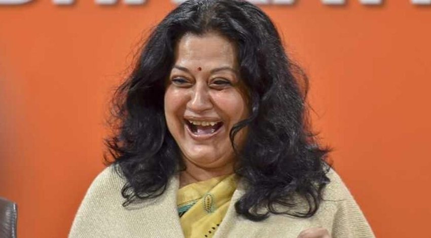 उनके चेहरे से उनकी उम्र झलकने लगी है। उन्होंने फिल्मों में भी काम करना बहुत कम कर दिया है।