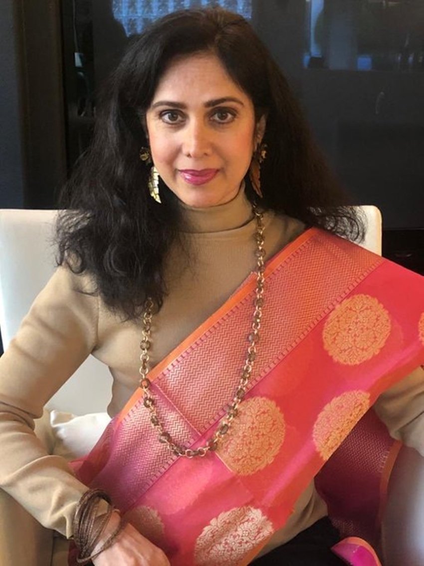 हालांकि मीनाक्षी अब भी काफी ग्रेसफुल और खूबसूरत नजर आती हैं।