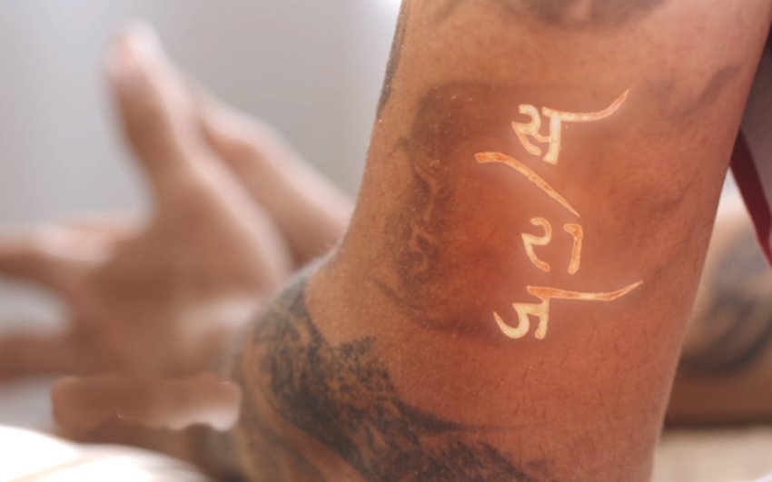 पिता के नाम के दूसरी तरफ विराट ने अपनी मां सरोज का नाम लिखवाया है।