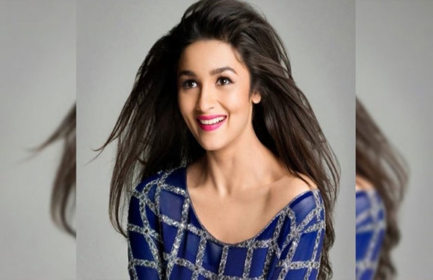 आलिया भट्ट( Alia Bhatt ) का नाम आज की सुपरहिट बॉलीवुड अभिनेत्रियों में शुमार है। कुछ सालों के करियर में ही आलिया ने काफी नाम कमा लिया है। करण जौहर की फिल्म स्टूडेंट ऑफ द इयर से डेब्यू करने वालीं आलिया के चेहरे की फ्रेशनेस ने उनके लाखों फैंस बनाए हैं। रियल लाइफ से वर्चुअल दुनिया तक में करोड़ों की संख्या में उनके चाहने वाले हैं। आलिया अपनी क्यूट अदाओं और खूबसूरत अदाकारी के दम पर मजबूती से फिल्मी दुनिया में टिकी हुई हैं। आलिया भट्ट की गिनती बॉलीवुड की सबसे खूबसूरत अभिनेत्रियों में भी होती हैं। इसी के साथ सोशल मीडिया में आलिया की बहुत सी नो मेकअप तस्वीरें भी वायरल हो चुकी हैं। हालांकि आलिया बिना मेकअप भी बेहद खूबसूरत और अट्रैक्टिव लगती हैं। देखिए आलिया की बिना मेकअप में वायरल तस्वीरें: