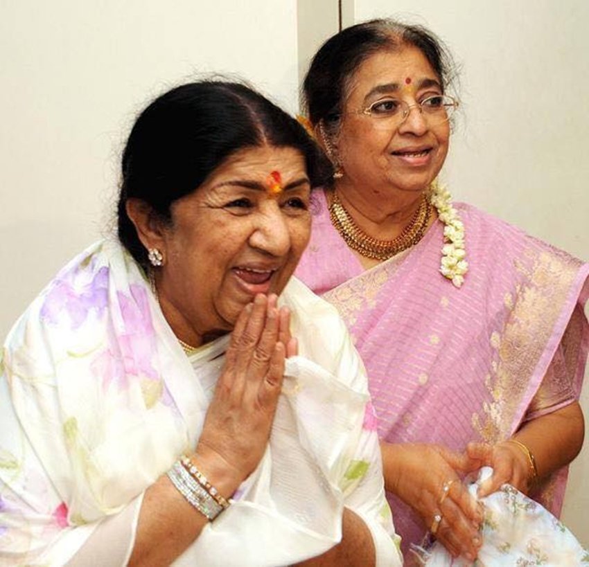 जहर देने की बात सुन लता का परिवार सावधान हो गया और उनकी छोटी बहन उषा मंगेशकर ने रसोई की पूरी जिम्मेदारी खुद संभालनी शुरू कर दी। तस्वीर में लता के साथ उनकी बहन उषा भी नजर आ रही हैं।