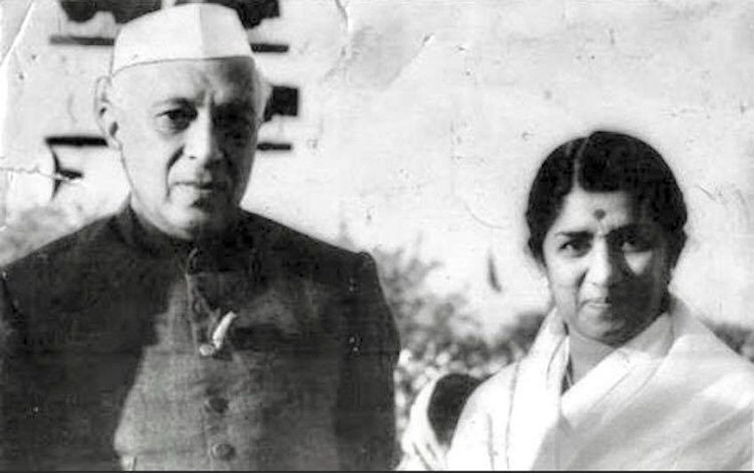 लता मंगेशकर की जान लेने की साजिश तब की गई थी जब वह 33 साल की थीं। तस्वीर में लता मंगेशकर पं. जवाहर लाल नेहरू के साथ नजर आ रही हैं।