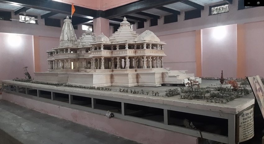 विश्व हिंदू परिषद के प्रवक्ता शरद शर्मा ने हमसे बताया कि इसी मॉडल के आधार पर विवादित स्थल पर रामलला का मंदिर बनेगा।