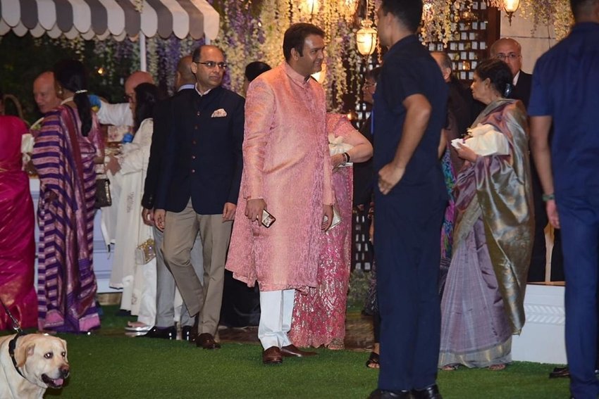 ईशा अंबानी के पति आनंद पीरामल बी मेहमानों का स्वागत करते दिखे।
