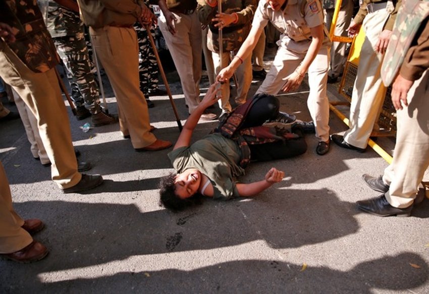 सोशल मीडिया में कुछ लोग ऐसे भी हैं जो छात्रों के साथ पुलिस की इस बर्बरता का समर्थन कर रहे हैं। (Photo: REUTERS)