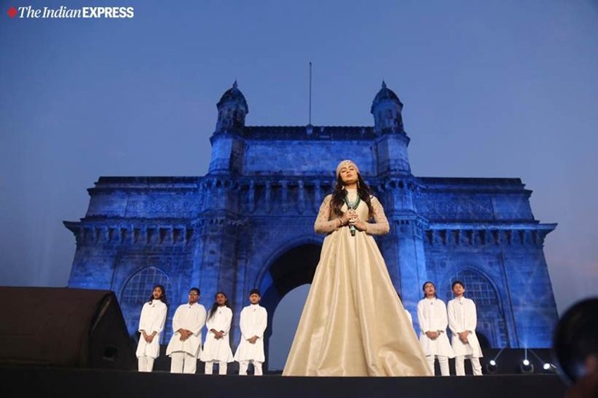 सिंगर हर्षदीप कौर ने अपनी आवाज से कार्यक्रम में मौजूद लोगों की तालियां बटोरीं। ( Express Photo by Nirmal Harindran)