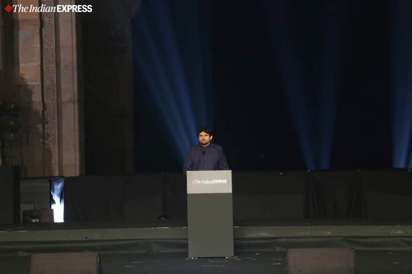 द इंडियन एक्सप्रेस समूह के कार्यकारी निदेशक अनंत गोयनका ने इस मौके पर कहा, “इनकी आवाज़ हमें याद दिलाती है कि आज के समय में भी जबकि लोग बंटे हुए हैं, ज्यादातर भारतीय उदारवादी मानसिकता के साथ एक हैं। उनके लिए देश सर्वोपरि है।’