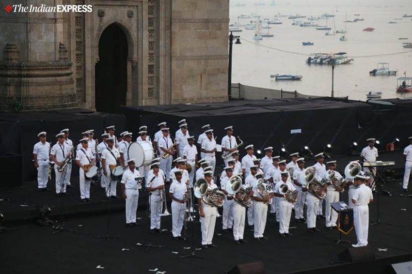 देश के जवानों को समर्पित करते हुए सिंगर दिव्या कुमार ने द नेवी बैंड के साथ भारत हमको जान से प्यारा है गाना गाया।(Express Photo by Nirmal Harindran)