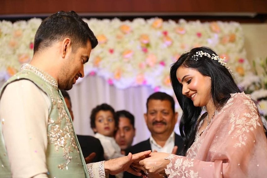 बॉलीवुड एक्ट्रेस कंगना रनौत को उनकी भाभी मिल गई हैं। शुक्रवार 8 नवंबर को उनके भाई अक्षत की सगाई हो गई। अक्षत पेशे से पायलट हैं। उन्होंने हरियाणा की रहने वाली रितु संग इंगेजमेंट की। इंगेजमेंट देश की राजधानी दिल्ली में हुई। इस कार्यक्रम में परिवार के और करीबी लोग शामिल रहे। कंगना की बहन रंगोली चंदेल ने सगाई की कुछ फोटोज सोशल मीडिया पर शेयर की हैं। ये तस्वीरें वायरल हो रही हैं। (All Pics: Team Kangana Ranaut Instagram)