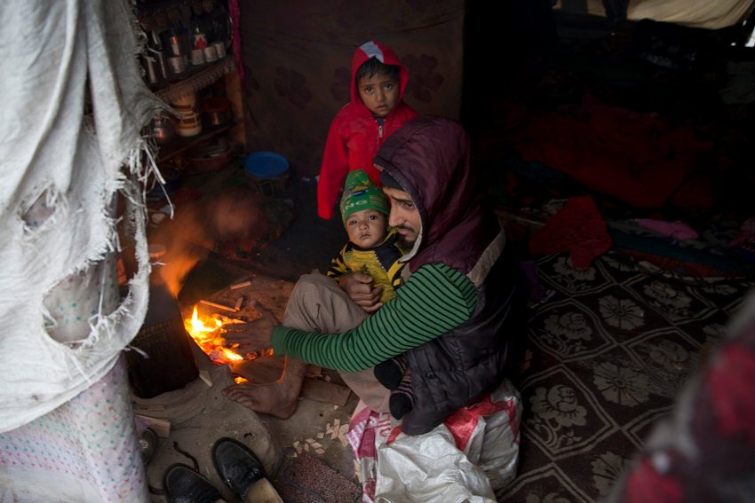 तापमान में भी गिरावट हुई है जिसके चलते हिमाचल और कश्मीर में लोगों को अलाव जलाना पड़ रहा है।