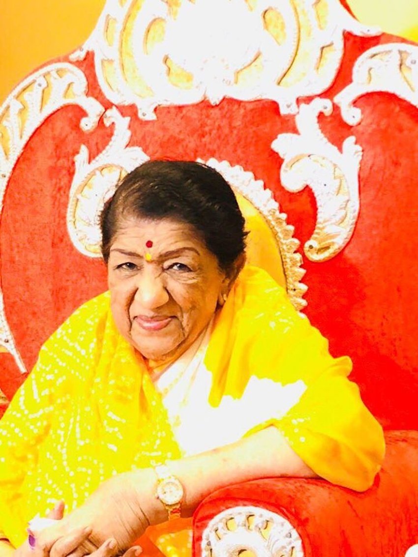 लता मंगेशकर की बिगड़ती तबीयत को देखते हुए डॉक्टरों को बुलाया गया।