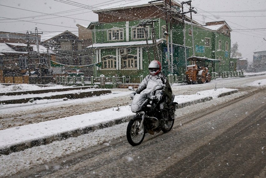 पहाड़ों पर बर्फबारी के साथ हुआ सर्दी का आगाज, ‘सफेद चादर’ से ढकी घाटी