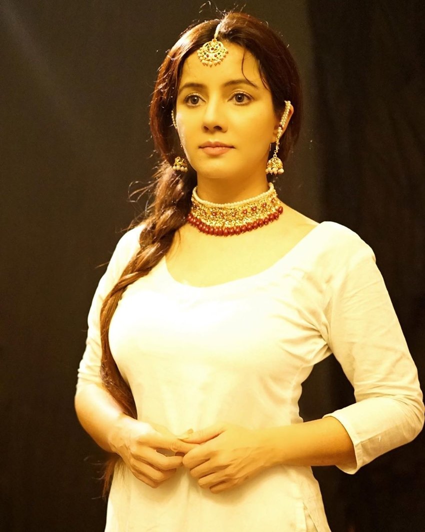 रबी भारत में तब सुर्खियों में आई थीं जब उन्होंने सलमान खान पर पक्षपात करने का आरोप लगाया था।