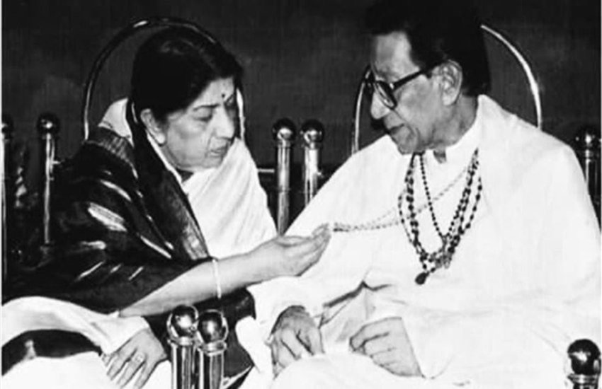 दरअसल डॉक्टरों ने बताया कि लता मंगेशकर को जहर दिया गया था। फोटो में लता मंगेशकर बाला साहेब ठाकरे से बात करतीं दिख रही हैं।
