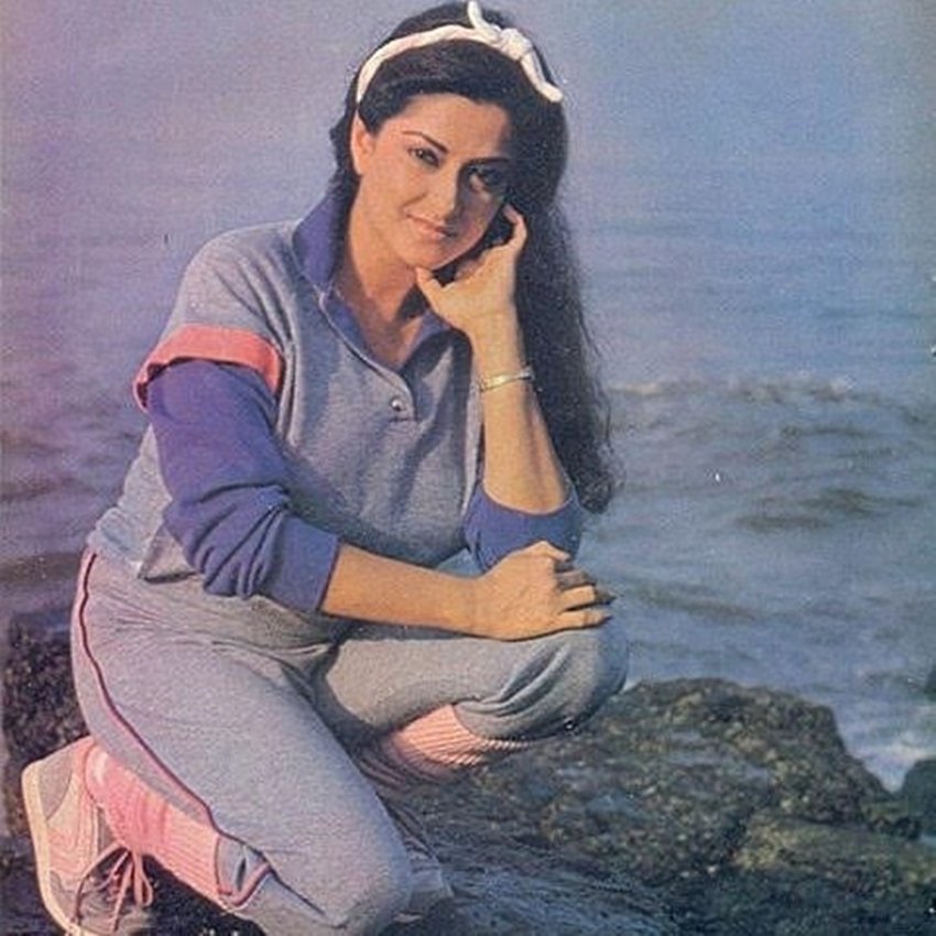 मौसमी चटर्जी ने शक्ति सामंत की फिल्म अनुराग से 1972 में बॉलीवुड डेब्यू किया था।
