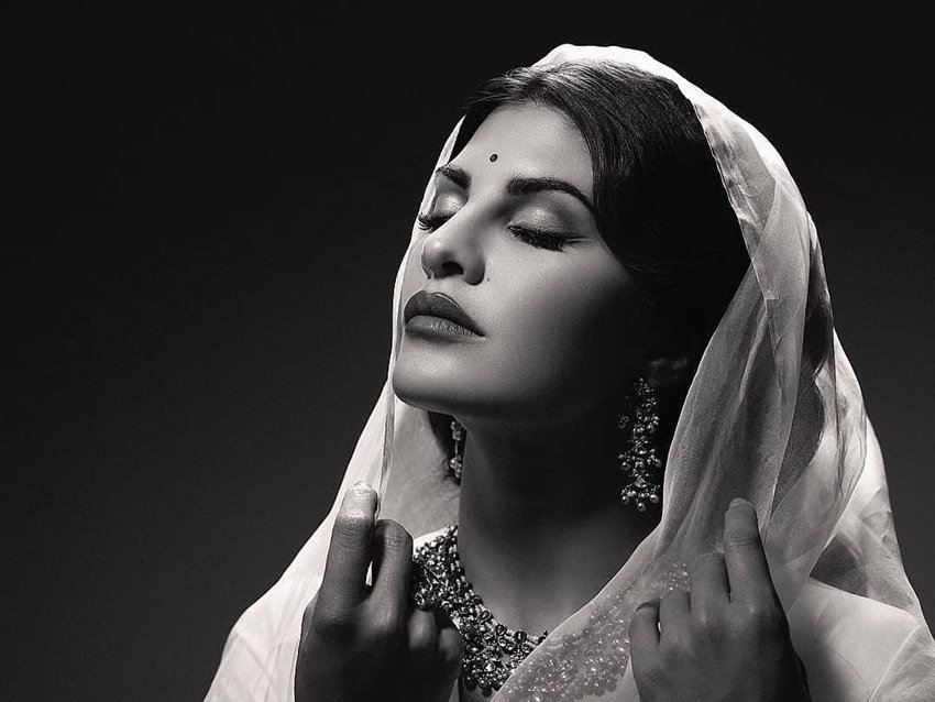 जैकलीन फर्नांडिस की साड़ियों के साथ सिंपल इंडियन मेकअप और उनके पोज भी फैंस को बेहद अट्रैक्टिव लगते हैं।