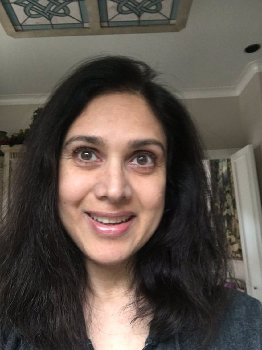 मीनाक्षी के चेहरे से उनकी उम्र साफ झलकने लगी है।