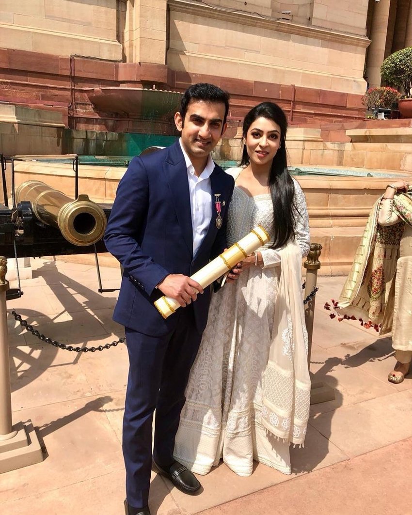 अब जब संसद भवन एनेक्सी में होने वाली इस बैठक में गंभीर को मौजूद होना था तो वहीं उन्होंने मैच में कमेंट्री को ज्यादा तरजीह देते हुए इंदौर का रुख कर लिया।