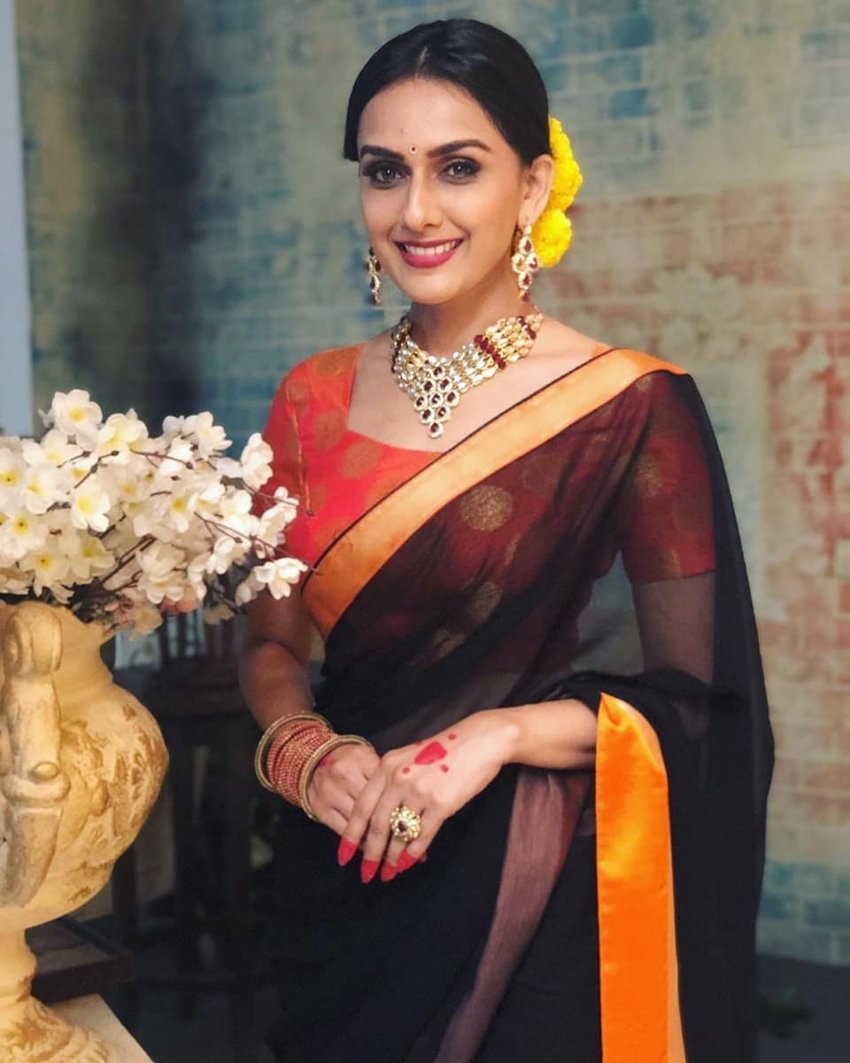 स्टार प्लस का सुपरहिट शो ये रिश्ता क्या कहलाता है जितना लोकप्रिय है उतने ही फेमस इस शो से जुड़े स्टार्स भी हैं। इस सीरियल में नायरा की सास का किरदार निभा रही हैं एक्ट्रेस नियति जोशी। सोशल मीडिया में नियति जोशी की अच्छी खासी फैन फॉलोइंग है। नियति अपने फैंस के साथ अपनी तस्वीरें भी शेयर करती रहती हैं। हाल ही में उन्होंने बिकिनी में कुछ तस्वीरें शेयर कर सोशल मीडिया का 'तापमान' बढ़ा दिया है। ये तस्वीरें वायरल हो रही हैं। (All Pics: Niyati Joshi Instagram)