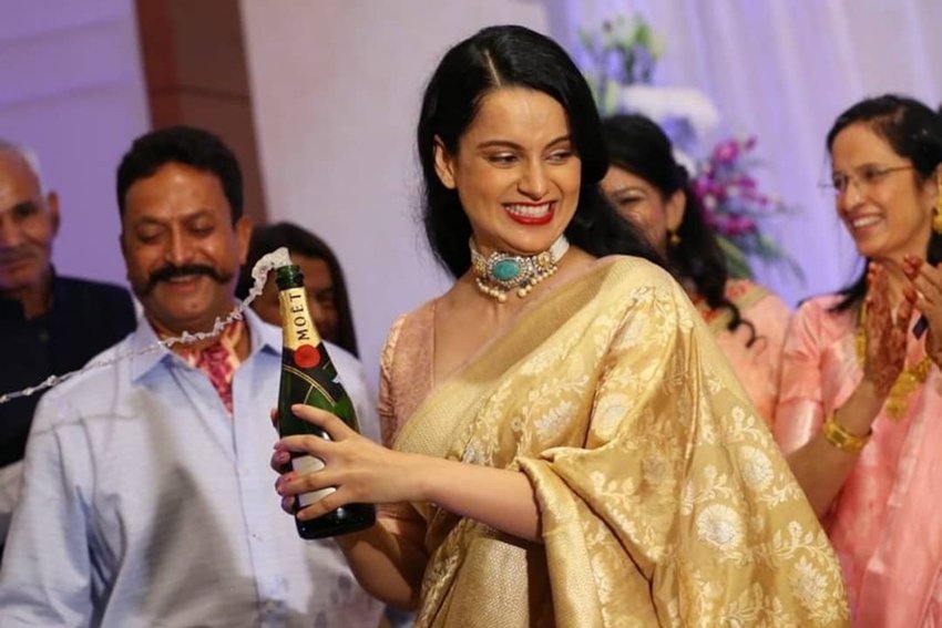 भाई के सगाई की खुशी कंगना ने शैम्पेन की बोतल खोल कर मनाई।