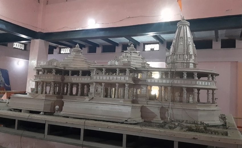 अहमदाबाद के चंद्रकांत भाई का संबंध एक ऐसे परिवार से है, जिन्हें पारंपरिक भारतीय नागर शैली के मंदिरों के डिजाइन बनाने में महारत हासिल है।