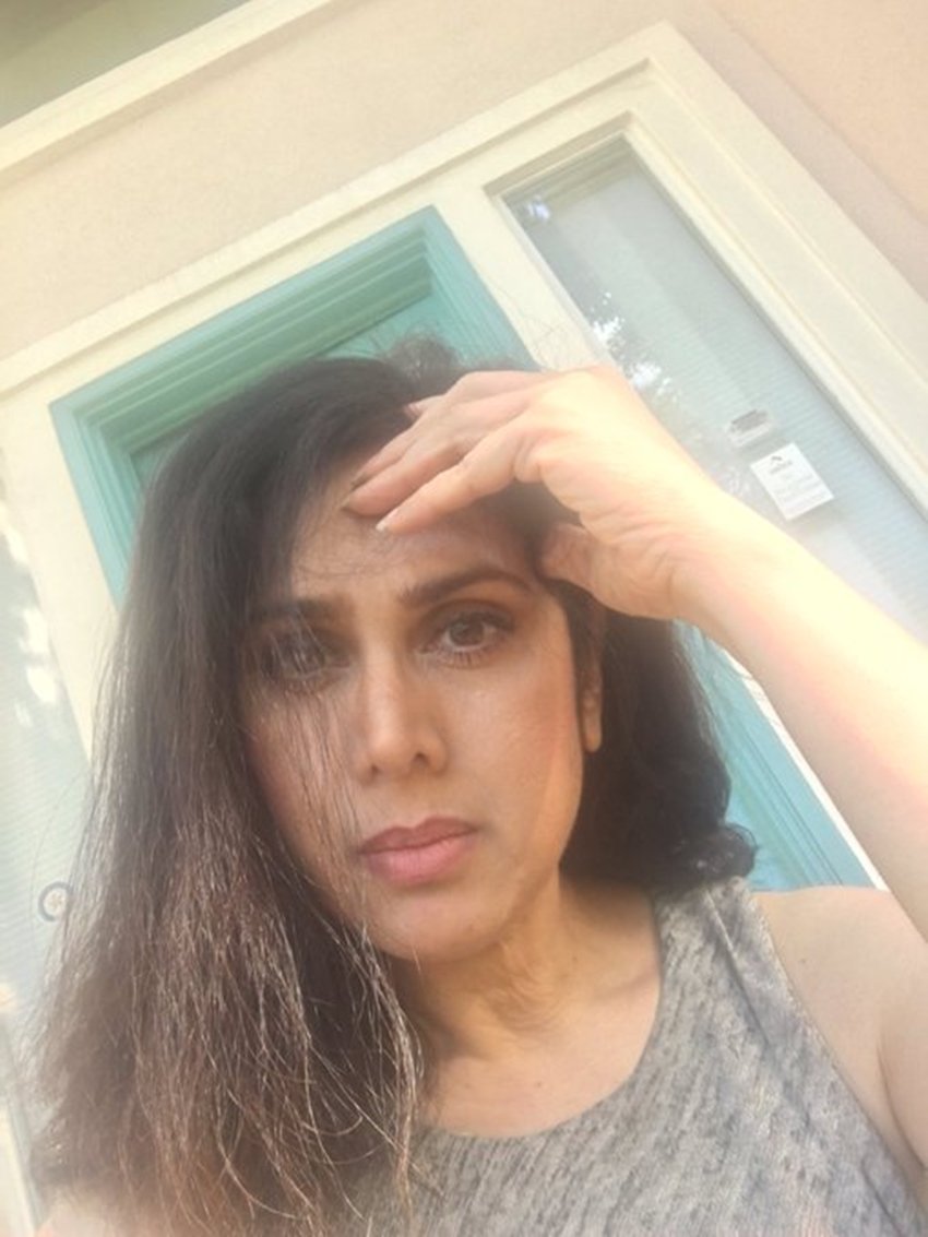 1996 में सनी देओल के साथ घातक फिल्म करने के बाद मीनाक्षी ने शादी कर ली और हमेशा के लिए यूएस में शिफ्ट हो गईं।