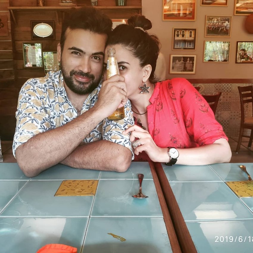 इसके बाद दोनों का फोन पर बात करना शुरू हुआ और दोनों के बीच प्यार पनपने लगा।