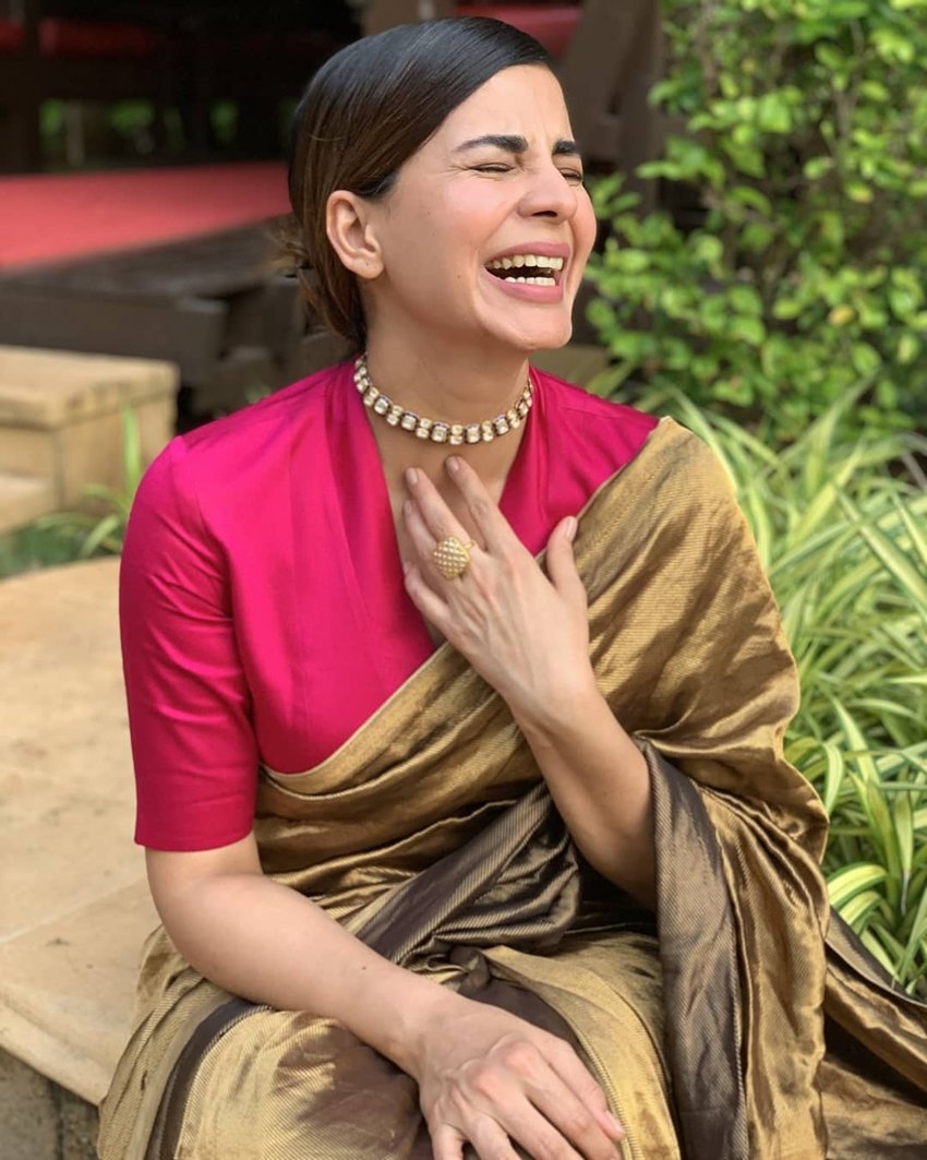 फिल्म दर फिल्म एक्ट्रेस कीर्ति कुल्हाड़ी अपने अभिनय से लोगों के दिलों में जगह बनाती जा रही हैं। पिंक और उरी जैसी नेशनल अवार्ड विनिंग फिल्म में अपनी एक्टिंग से सबका दिल जीतने वालीं कीर्ति कुल्हाड़ी इन दिनों अपनी मोस्ट अवेटेड फिल्म 'द गर्ल ऑन द ट्रेन' को लेकर काफी व्यस्त चल रही हैं। रिभु दासगुप्ता निर्देशित फिल्म 'द गर्ल ऑन द ट्रेन' में कीर्ति ब्रिटिश पुलिस अधिकारी की भूमिका में नजर आएंगी। इस फिल्म में कीर्ति के साथ एक्ट्रेस परिणीति चोपड़ा भी हैं। हाल ही में कीर्ति ने अपनी लव स्टोरी से जुड़ा एक मजेदार किस्सा सुनाया। उन्होंने बताया कि आखिर कैसे उनकी और एक्टर साहिल की शादी हुई।( All Pics: Kirti Kulhari)