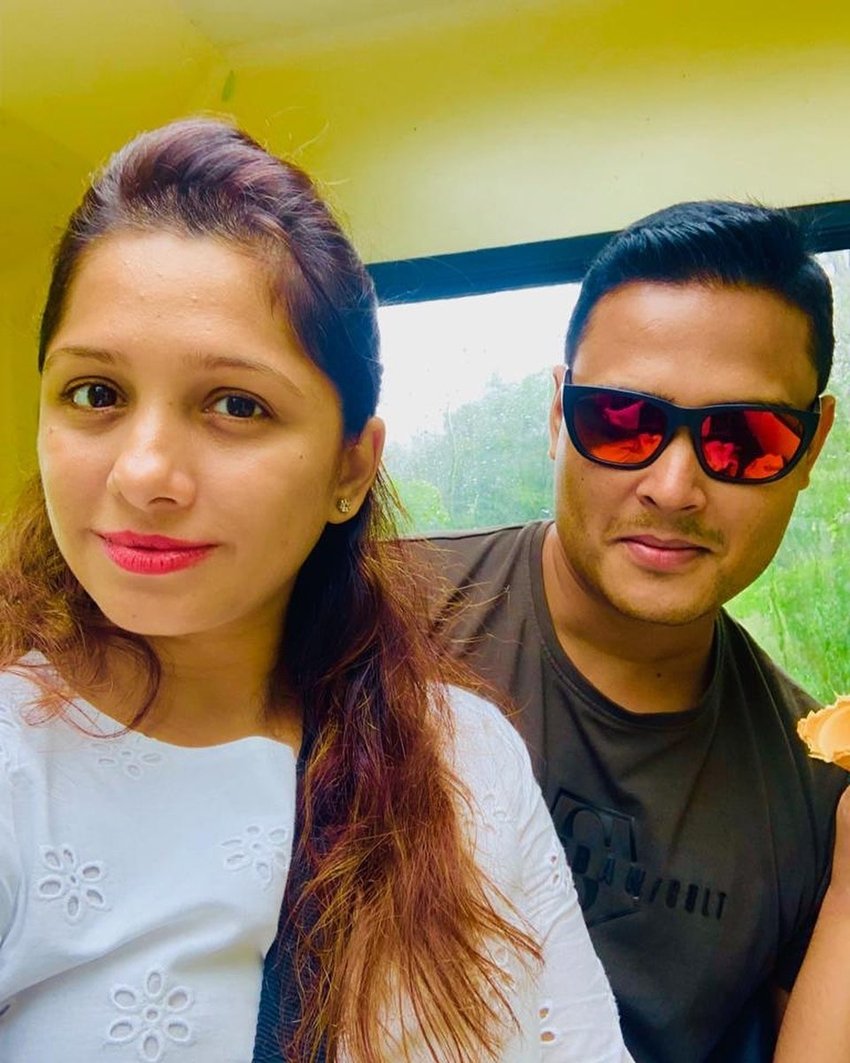 दीपक शादीशुदा हैं। वह अकसर अपनी पत्नी के साथ सोशल मीडिया में तस्वीरें शेयर करते रहते हैं।