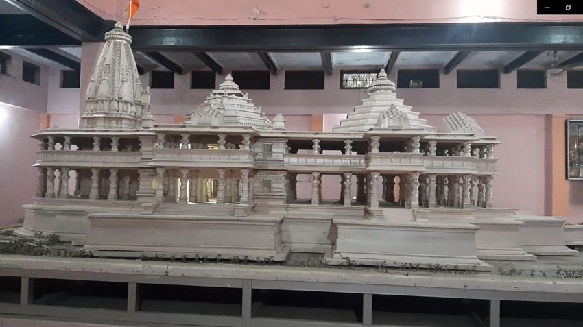 शरद शर्मा के मुताबिक मॉडल के आधार पर पत्थरों के तराशने का 65 प्रतिशत काम हो चुका है।