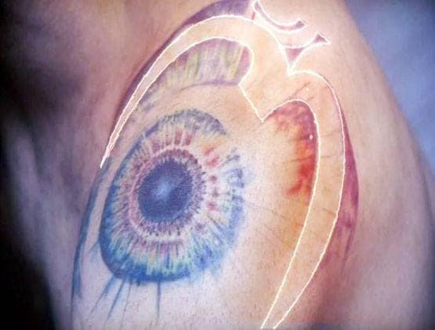 विराट कोहली ने अपने बाएं कंधे पर ओम गुदवाया है। नेशनल जियोग्राफिक के मेगा आइकन में उन्होंने बताया था कि इसे वह जीवन का सार मानते हैं।