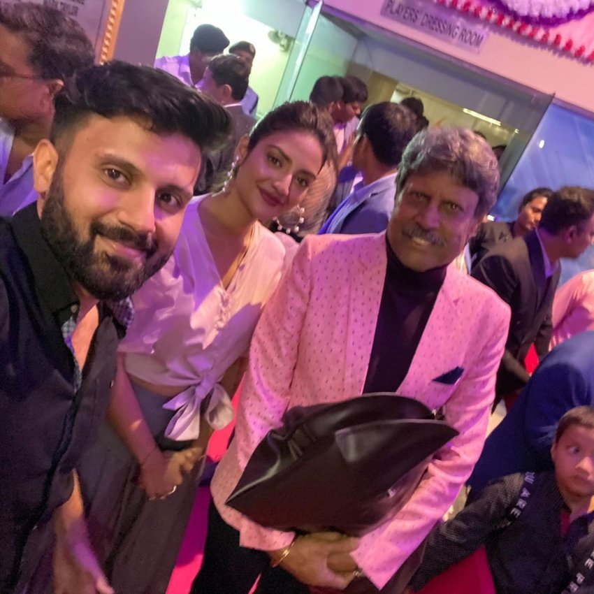 कपिल देव के साथ एक फ्रेम में नुसरत जहां और निखिल जैन। (Photo: Nusrat Jahan Instagram)