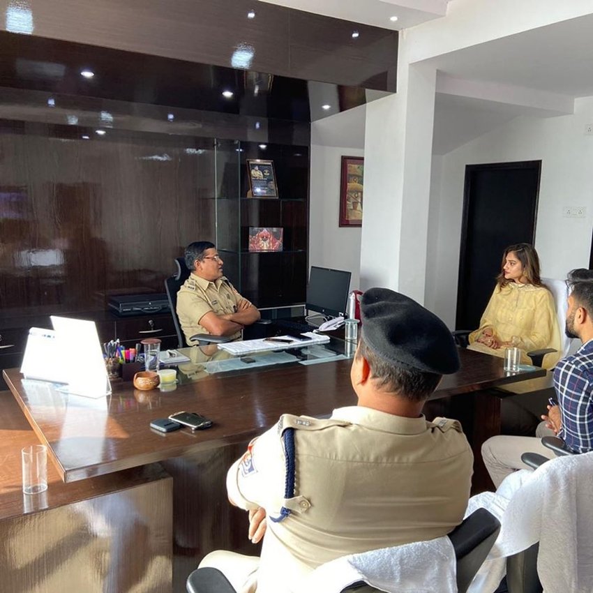 इस तस्वीर में नुसरत जहां पुलिस के आला अधिकारियों संग मीटिंग करती दिख रही हैं।