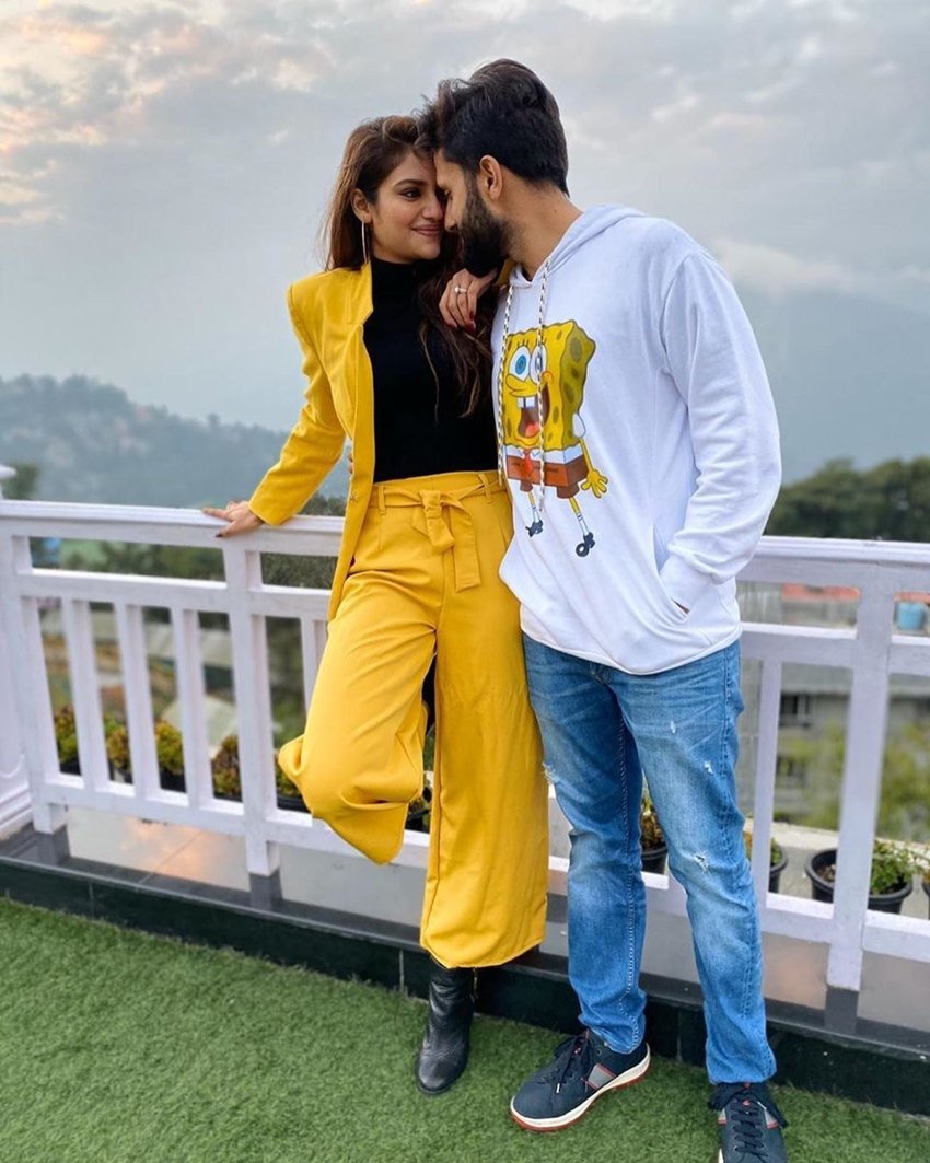 इससे एक दिन पहले भी नुसरत जहां ने निखिल जैन के साथ कुछ तस्वीरें शेयर की थीं।