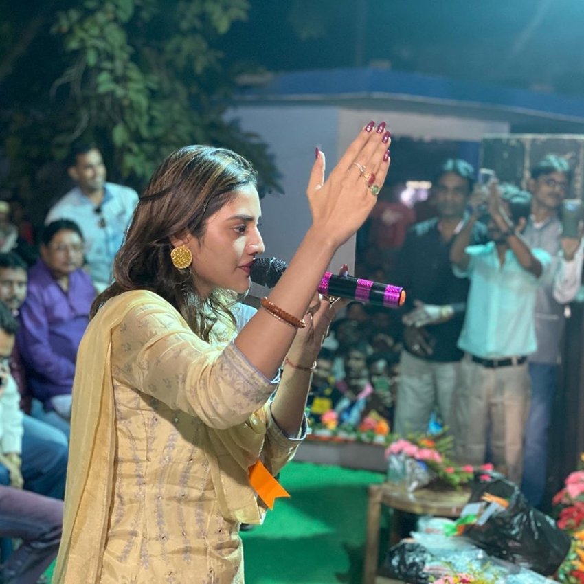 नुसरत फिल्मों और राजनीति में सामंजस्य बना कर चल रही हैं।वह अपने संसदीय क्षेत्र की जनता से भी मुखातिब होती रहती हैं।