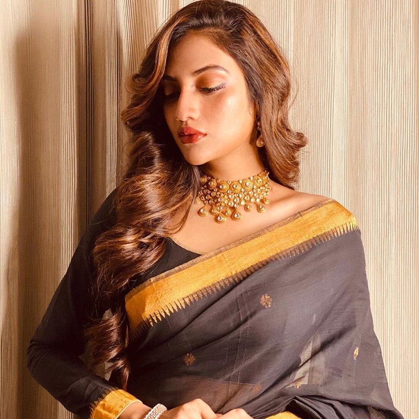 इस साड़ी के साथ नुसरत जहां ने खुले बाल किये हैं जो उनके लुक में चार चांद लगा रहे हैं।