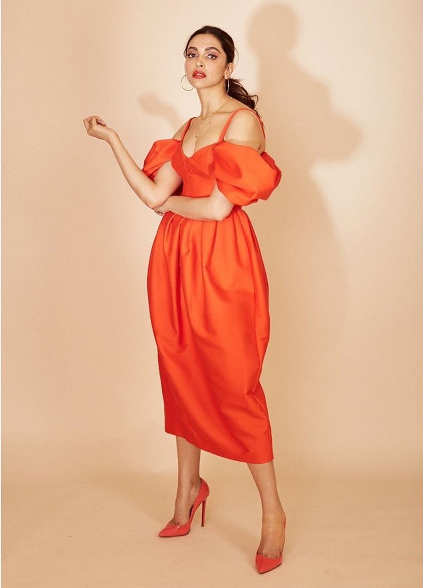 ड्रेस के साथ दीपिका ने मैचिंग के हील्स पहने हैं साथ ही मैचिंग की लिपस्टिक भी यूज की है।