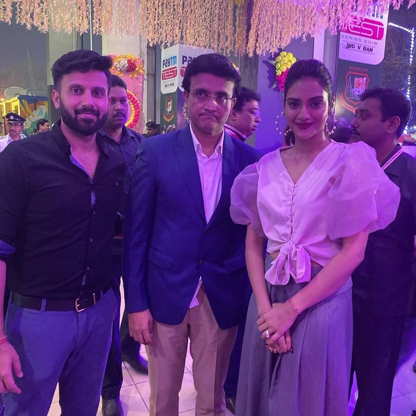 पहला डे नाइट टेस्ट मैच देखने नुसरत जहां के साथ उनके पति निखिल जैन भी पहुंचे। इस तस्वीर में दोनों बीसीसीआई प्रेसीडेंट सौरव गांगुली के साथ नजर आ रहे हैं। (Photo: Nusrat Jahan Instagram)