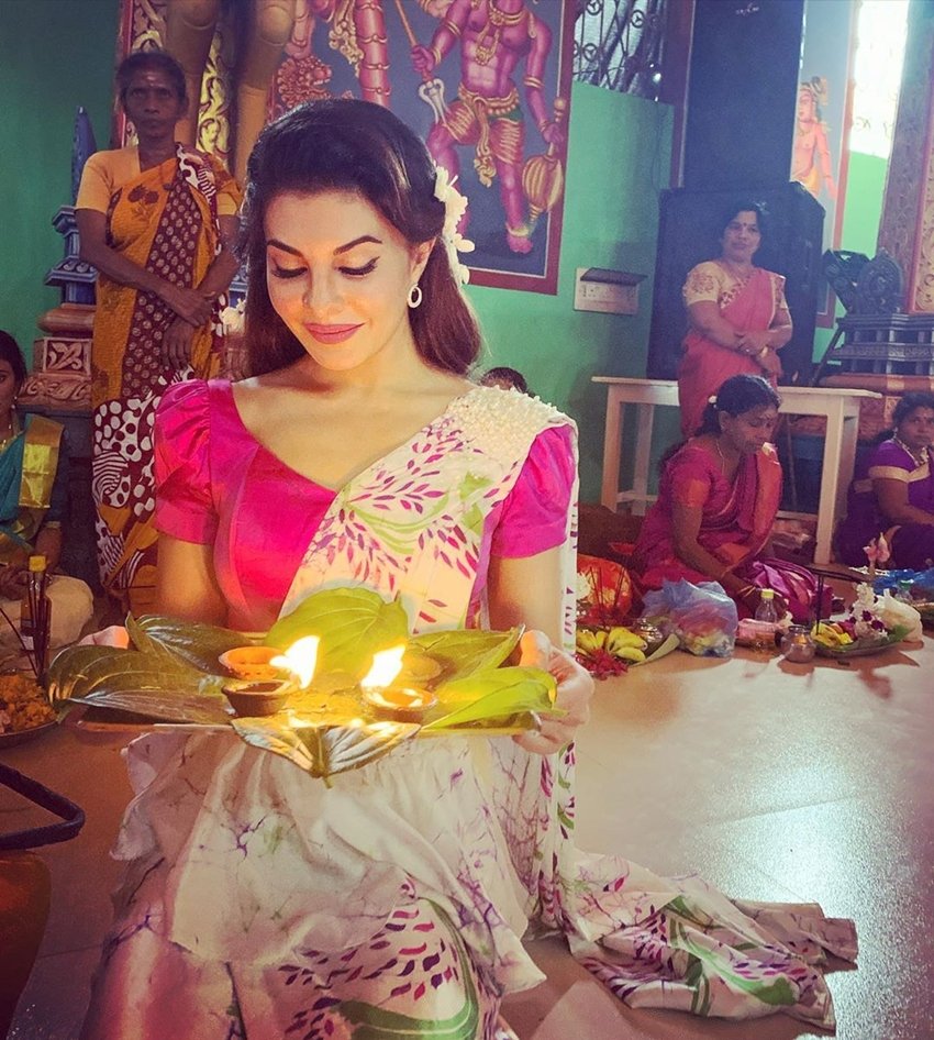 इस तस्वीर में जैकलीन बेहद सुंदर साड़ी में पूजा करती नजर आ रही हैं।