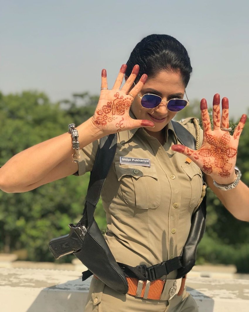 सब टीवी के फेमस शो FIR में इंस्पेक्टर चंद्रमुखी चौटाला का किरदार निभा घर-घर में मशहूर होने वालीं कविता कौशिक आज किसी पहचान की मोहताज नहीं हैं। सोशल मीडिया की बात करें तो सिर्फ इंस्टाग्राम पर ही उन्हें 20 लाख से ज्यादा लोग फॉलो करते हैं। कविता भी अपने फैंस के साथ अपनी तस्वीरें और वीडियोज शेयर करती रहती हैं। हाल ही में कविता कौशिक ने बिकिनी में अपनी फोटो शेयर की। कविता की ये फोटो जमकर वायरल हो रही है। इस फोटो पर कुछ घंटों में ही हजारों लाइक्स और सैकड़ों कमेंट्स आ चुके हैं।(All Pics: Kavita Kaushik Instagram)