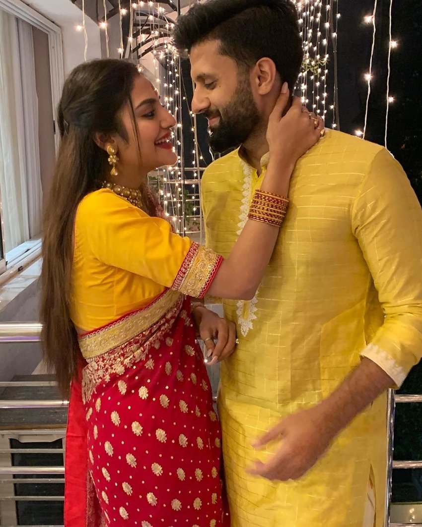 पश्चिम बंगाल के बशीरहाट से टीमएसी सांसद नुसरत आए दिन पति के साथ तस्वीरें शेयर करती रहती हैं।