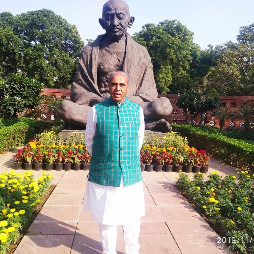 जगदम्बिका पाल(3 दिन): जगदम्बिका पाल साल 1998 में 21 से 23 फरवरी तक यूपी के सीएम रहे थे। तब के राज्यपाल रोमेश भंडारी ने तत्कालीन सीएम कल्याण सिंह को पद से हटाकर जगदम्बिका पाल को मुख्यमंत्री की शपथ दिला दी थी। हालांकि सुप्रीम कोर्ट के फैसले के बाद 44 घंटों के अंदर ही पाल को कुर्सी छोड़नी पड़ गई थी।(Photo: Jagdambika Pal Facebook)