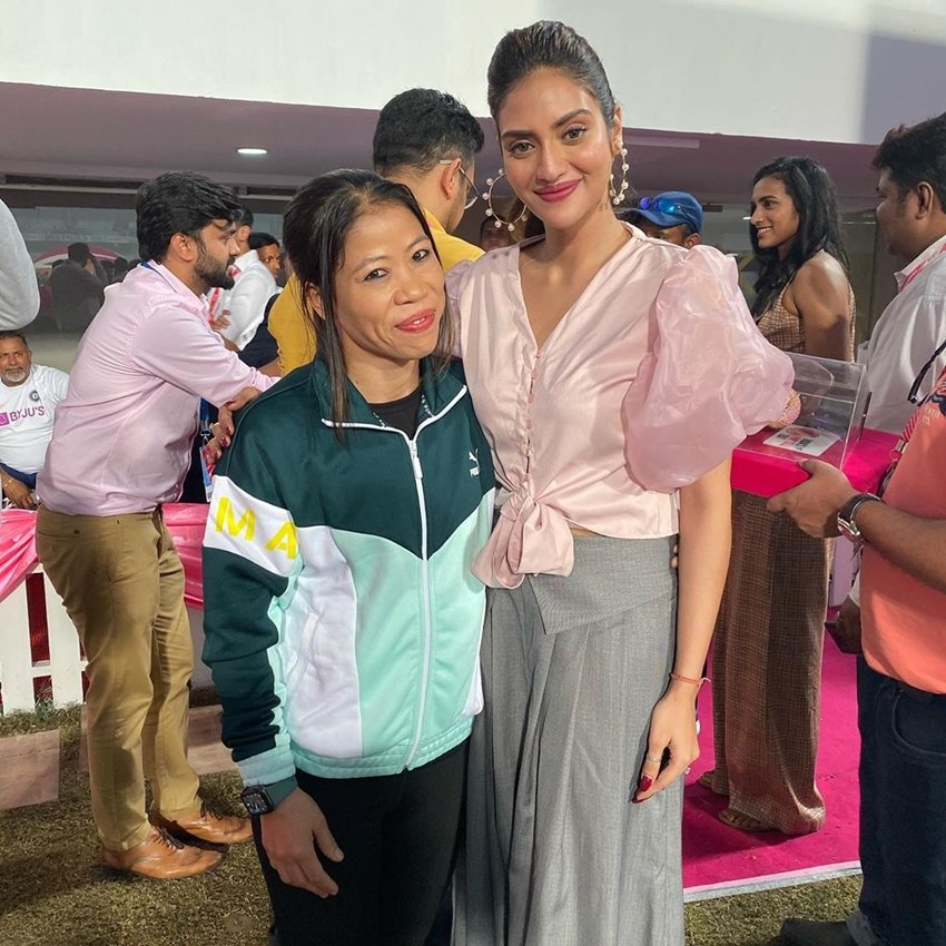 नुसरत जहां बॉक्सर मैरीकॉम के साथ। (Photo: Nusrat Jahan Instagram)