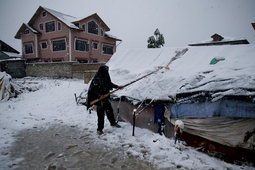अचानक हुई बर्फबारी ने घाटी के लोगों को काफी परेशान कर दिया है।