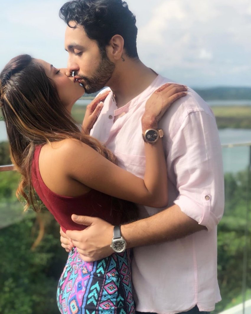 इस वायरल हो रही तस्वीर में दोनों एक दूसरे को किस करते दिख रहे हैं। तस्वीर गोवा की है।
