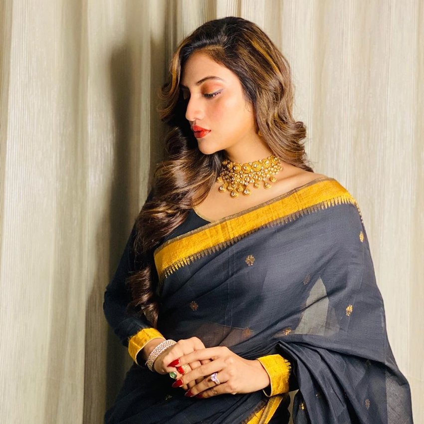 नुसरत जहां ने डिजायनर गोल्डन नेकलेस कैरी किया है जो उनके लुक को और ज्यादा ग्रेसफुल बना रहा है।