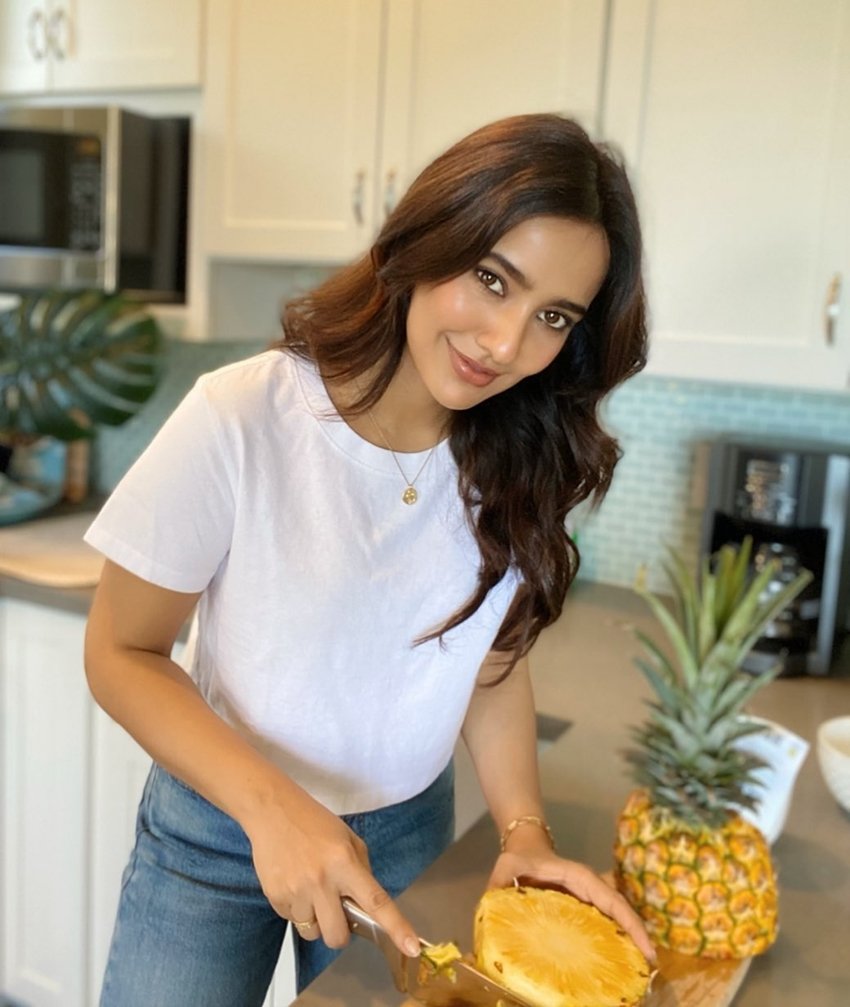 नेहा अपना वैकेशन काफी अलग अंदाज में एंजॉय कर रही हैं। इस तस्वीर में वह अपने खाने का इंतजाम खुद करती दिख रही हैं।