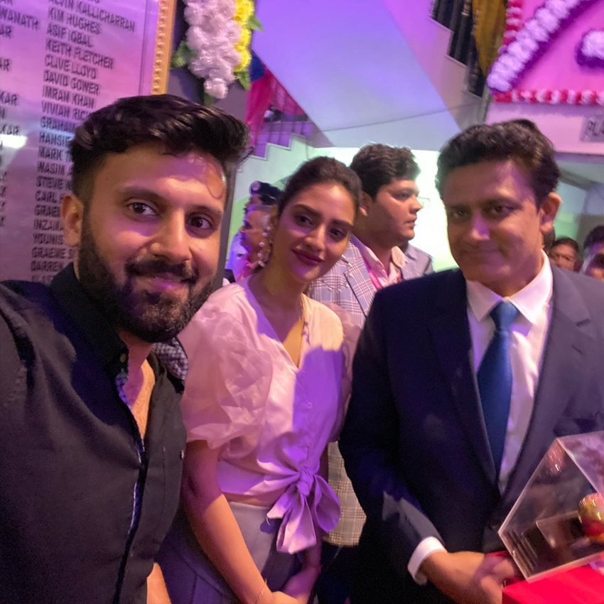 इस फोटो में नुसरत जहां और निखिल जैन अनिल कुंबले के साथ नजर आ रहे हैं। (Photo: Nusrat Jahan Instagram)