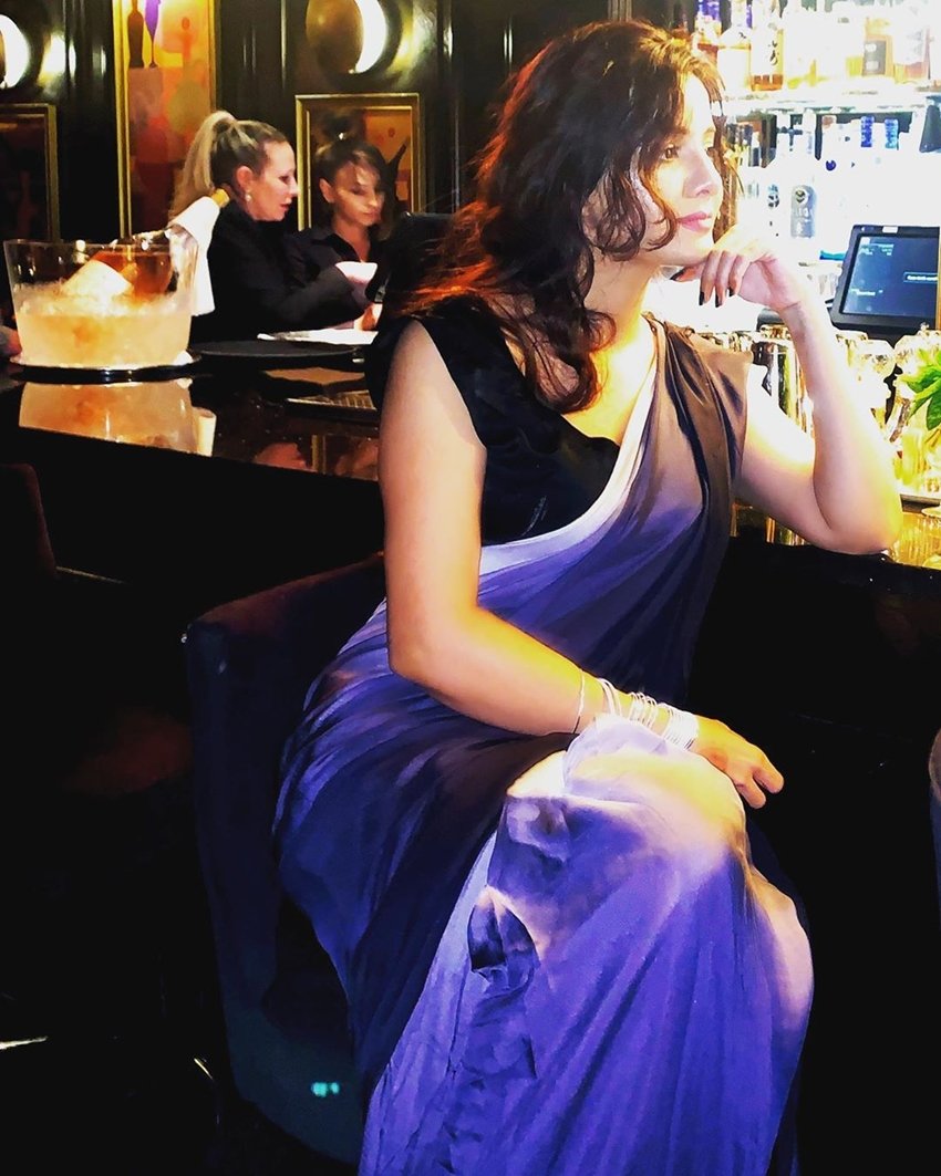 पीएम नरेंद्र मोदी और भारत के लिए सोशल मीडिया में जहर उगलने वालीं पाकिस्तानी पॉप सिंगर रबी पीरजादा पिछले कुछ दिनों से चर्चा में हैं। हाल ही में उनका प्राइवेट वीडियो लीक हुआ था जो कि इंटरनेट पर जमकर वायरल हुआ। उस वीडियो पर रबी पीरजादा को पाकिस्तानियों ने जमकर ट्रोल किया जिसके बाद सिंगर ने एंटरटेनमेंट इंडस्ट्री छोड़ने का ऐलान किया है। रबी ने ट्वीट करते हुए लिखा- मैं रबी पीरजादा। मैंने मनोरंजन उद्योग से खुद को दूर करने का फैसला किया है। अल्लाह मेरे पापों को क्षमा करें और मेरे प्रति दूसरों के दिलों को नरम करें। (All Pics: Rabi Pirzada Instagram)